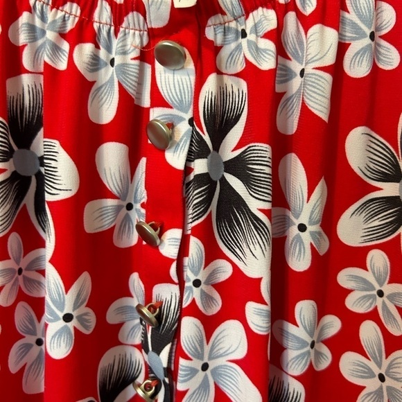 NWOT NY Collection Woman Red Floral Short Sleeve Top. - Picture 3 of 3